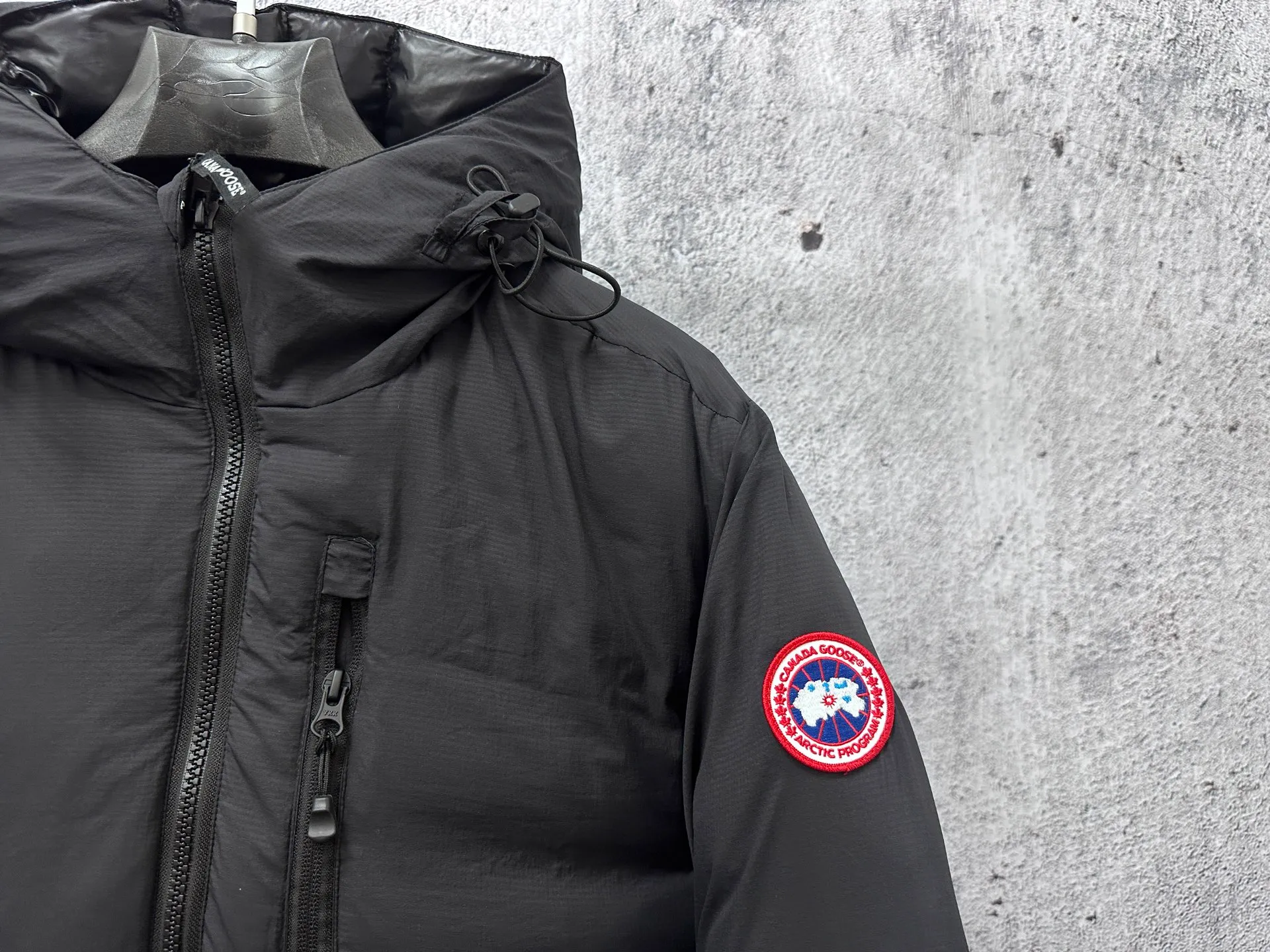 P840 [Canada Goose] Big Goose 5078 down jacket is different from the junk products in the market🗯️The same picture but different price means different versions ✅Don’t be fooled by the same copywriters and pirated picture gangs who mix and distribute high-luxury pictures at low prices. Once you receive it and compare the quality, you will know where the difference is. Don’t lie. Look for the terminal. I don’t guarantee that my products are the cheapest, but I definitely guarantee that they are worth every penny of your hard-earned money! Canada Goose down jacket top version, warm and cold-resistant, nice upper body effect, super lightweight, size: XS-XL